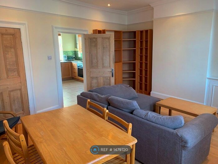 3 Bedroom Maisonette To Rent In Kingswood Close, London, SW8