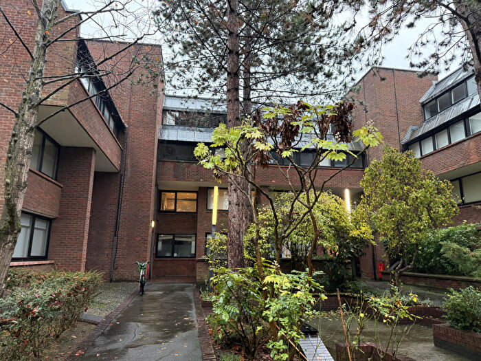 3 Bedroom Flat To Rent In Chandos Way, Golders Green, NW11