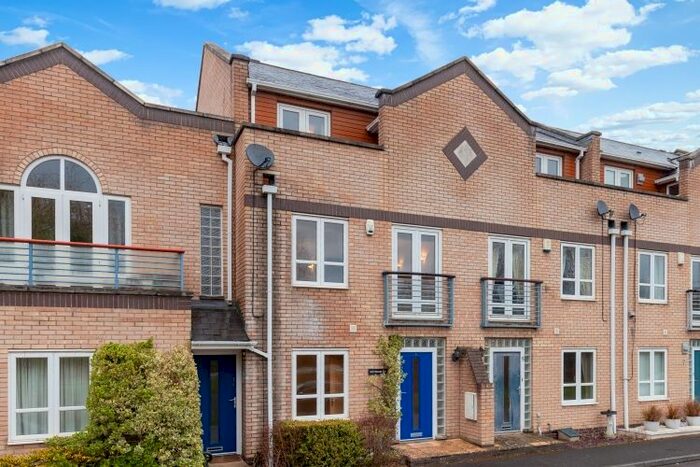 3 Bedroom Town House To Rent In Wren Way, Bicester, OX26