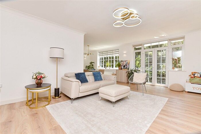 2 Bedroom Flat For Sale In Worcester Road, Sutton, Surrey, SM2