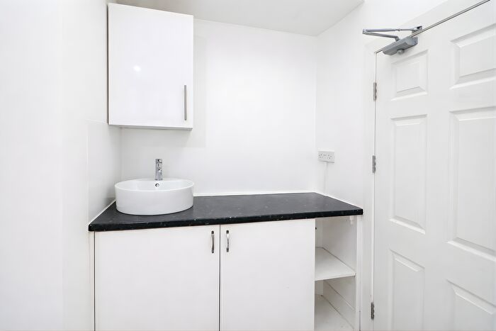 Studio To Rent In Park Avenue, Mitcham, CR4