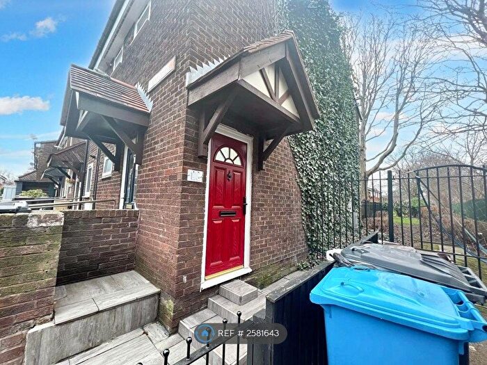 2 Bedroom Flat To Rent In Troy Walk, Salford, M5