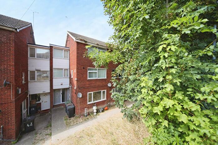 2 Bedroom Maisonette For Sale In Brendon Avenue, Luton, LU2