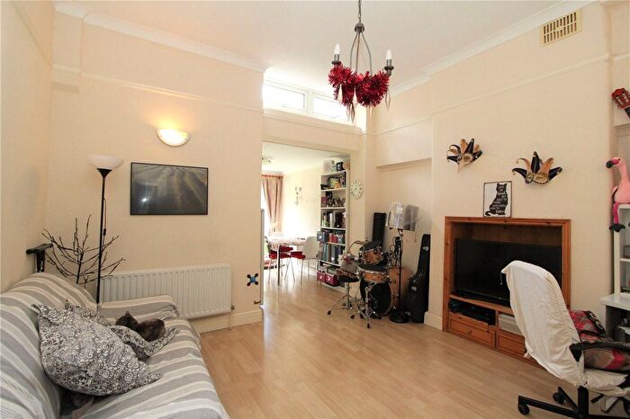 1 Bedroom Flat To Rent In Kings Avenue, Ealing, London, Uk, W5