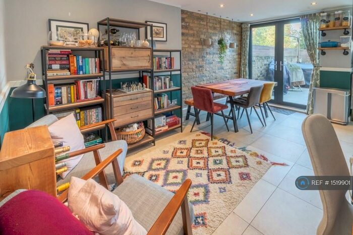 2 Bedroom Flat To Rent In New Cross Road, London, SE14