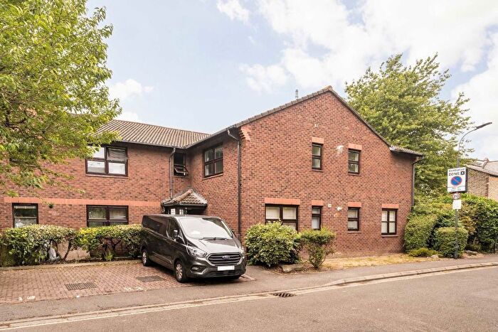 1 Bedroom Flat For Sale In Holley Road, Acton, W3