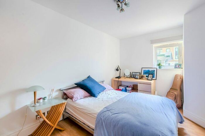 3 Bedroom Flat To Rent In Kensington Westside, Earls Court, London, W14
