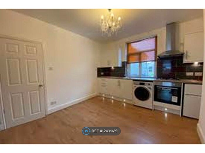 2 Bedroom Flat To Rent In Top Floor Grosvenor Rd, Bristol, BS2