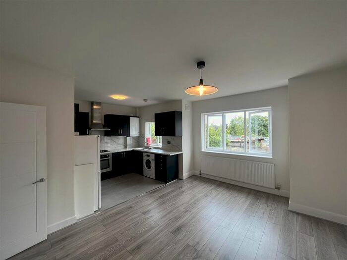 3 Bedroom Maisonette To Rent In Larkshall Road, London, E4