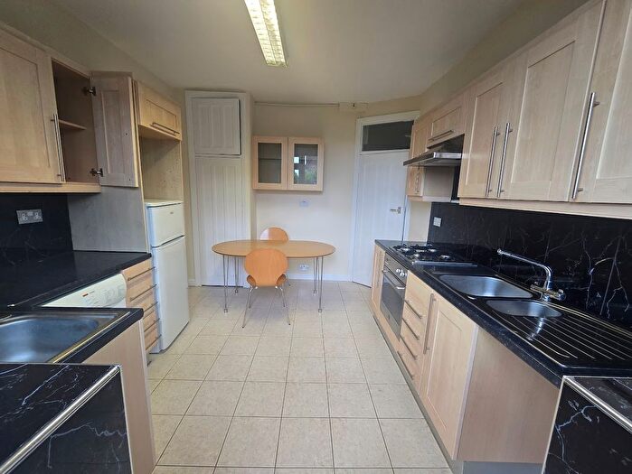 3 Bedroom Flat To Rent In Golders Court, Woodstock Road, Golders Green, London, NW11
