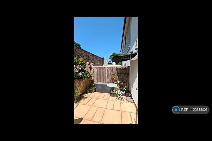 2 Bedroom Flat To Rent In Bovemoors Lane, Exeter, EX2