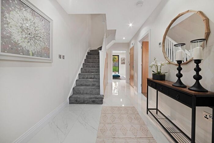 5 Bedroom Semi-Detached House To Rent In Pollards Hill North, Streatham, SW16