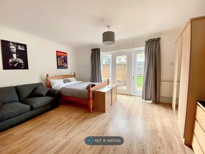 Studio To Rent In Gatcombe Road, London, E16