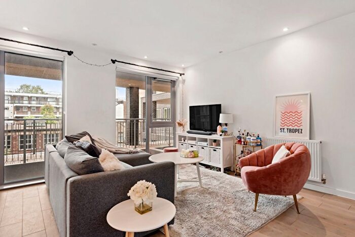 2 Bedroom Flat To Rent In Constance Court, Chatfield Road, SW11