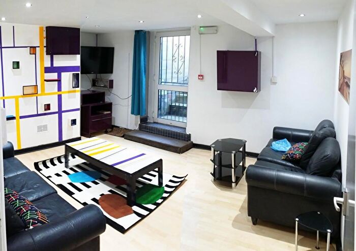 6 Bedroom House To Rent In Delph Mount, Leeds, LS6