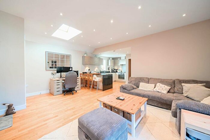 2 Bedroom Coach House For Sale In Oakgrove, Caterham, CR3