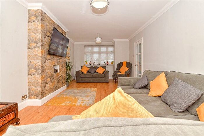 3 Bedroom Semi Detached House For Sale In South End Road, Hornchurch, Essex, RM12