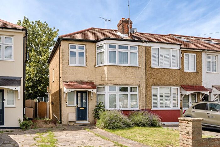 3 Bedroom End Of Terrace House For Sale In Connaught Avenue, Enfield, EN1