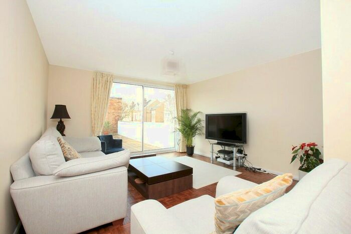 2 Bedroom End Of Terrace House To Rent In Thurleigh Road, Balham, SW12