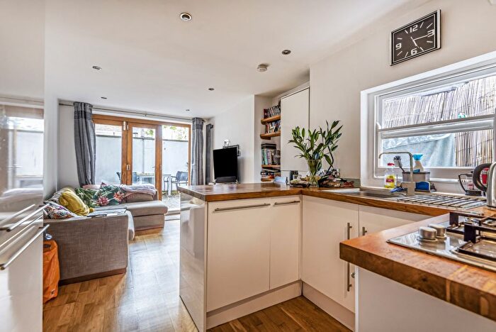2 Bedroom Flat To Rent In Corrance Road, London, SW2