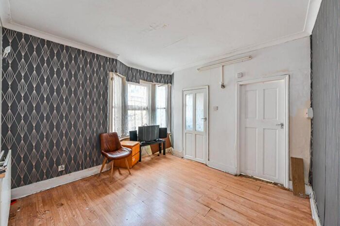 3 Bedroom Maisonette For Sale In Oaksford Avenue, Upper Sydenham, London, SE26