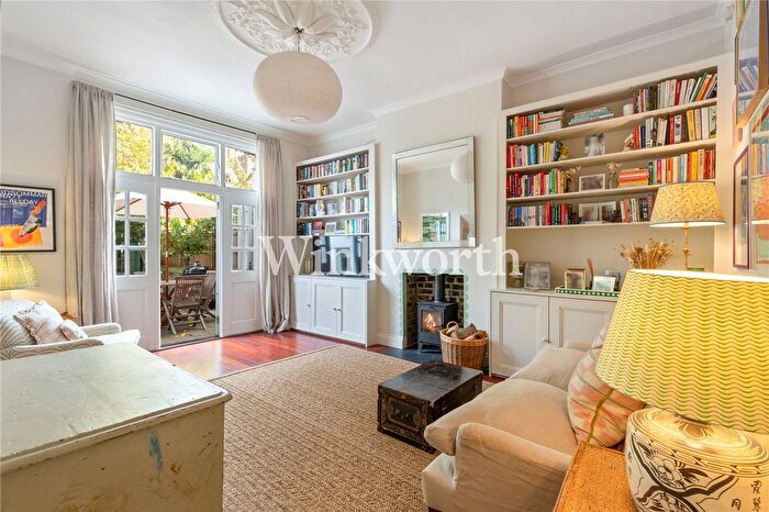 2 Bedroom Flat For Sale In Finsbury Park Road, London, N4