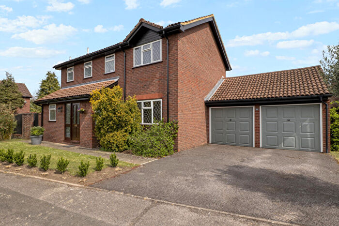 4 Bedroom Detached House For Sale In Balmoral Way, Sutton, Surrey, SM2