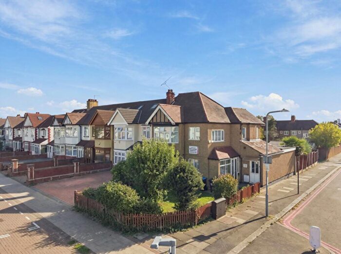 4 Bedroom End Of Terrace House For Sale In Eastern Avenue, Ilford, Redbridge, IG2