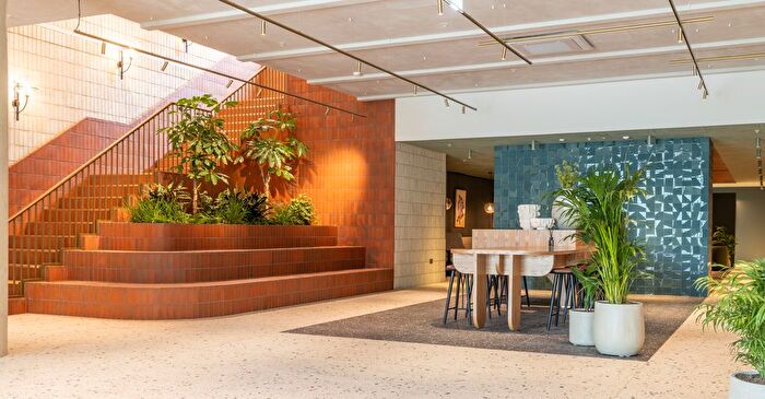 3 Bedroom Flat To Rent In The Maple, NW2