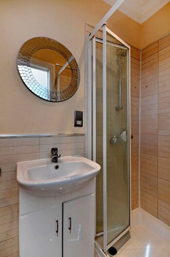 2 Bedroom Flat To Rent In Westbourne Grove, London, W2