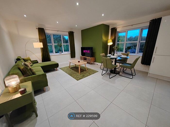4 Bedroom Flat To Rent In Chapman House, Manchester, M18
