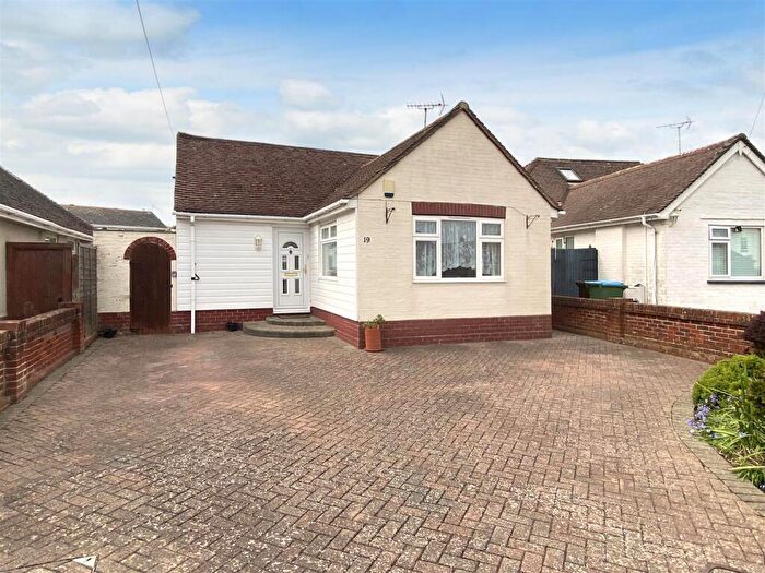 2 Bedroom Detached Bungalow For Sale In The Crescent, Rustington, BN16
