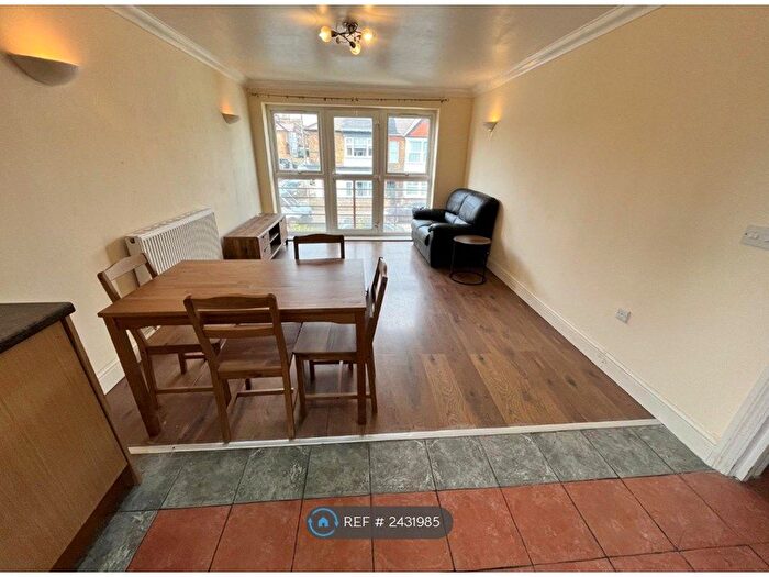 2 Bedroom Flat To Rent In Whitton Dene, Whitton, TW3