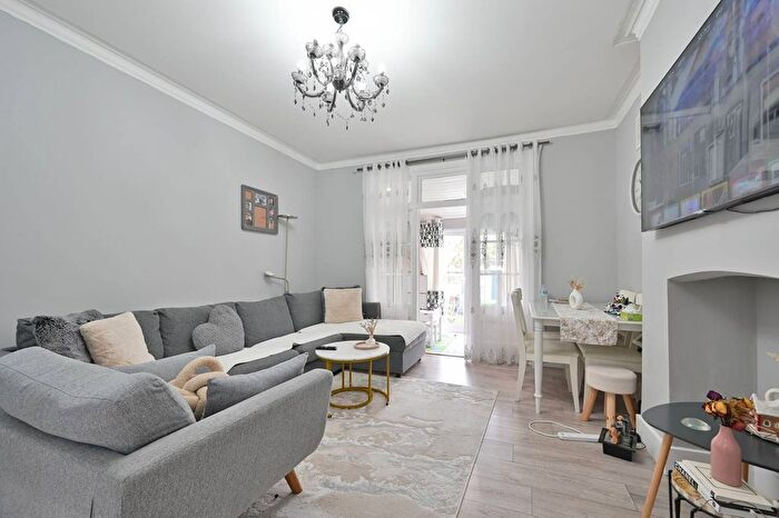 2 Bedroom Flat For Sale In Salisbury Road, Harrow, HA1