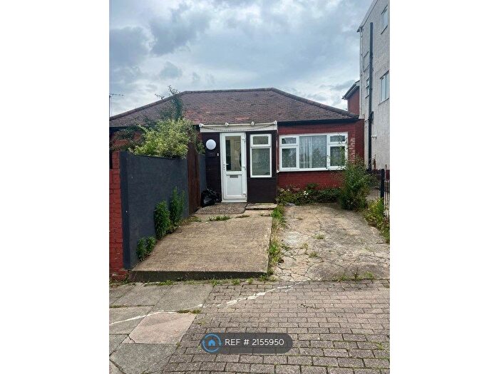 2 Bedroom Bungalow To Rent In North Circular Road, London, NW2