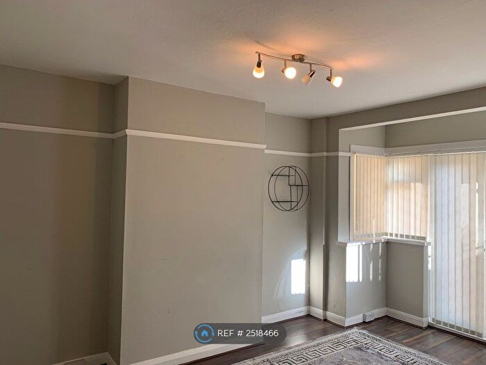 4 Bedroom Terraced House To Rent In Cardrew Avenue, London, N12