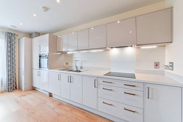 2 Bedroom Flat For Sale In Lomond Grove, Camberwell, London, SE5