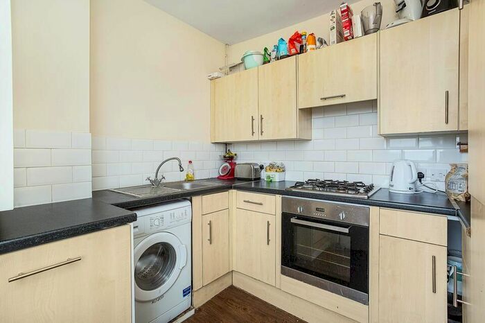 3 Bedroom Flat To Rent In Schubert Road, London, SW15