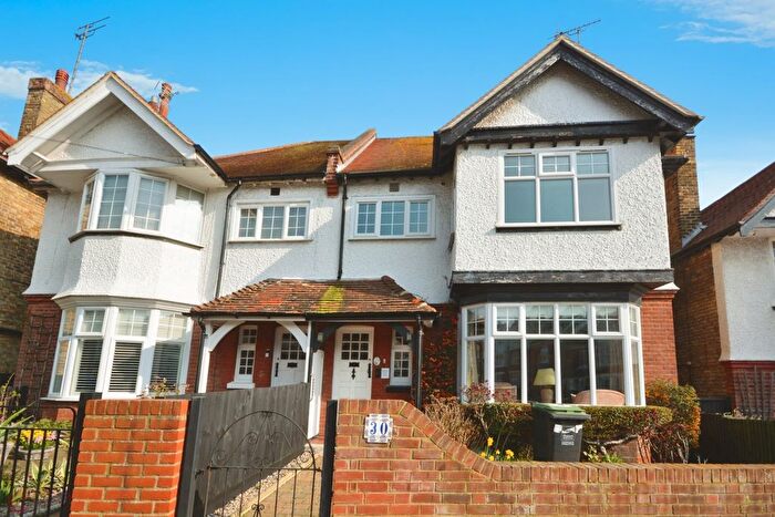 2 Bedroom Flat For Sale In Queens Road, Broadstairs, Kent, CT10