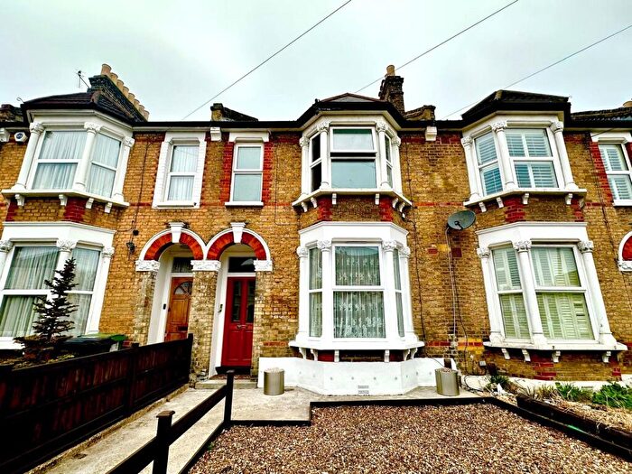 2 Bedroom Flat For Sale In Laleham Road, London, SE6