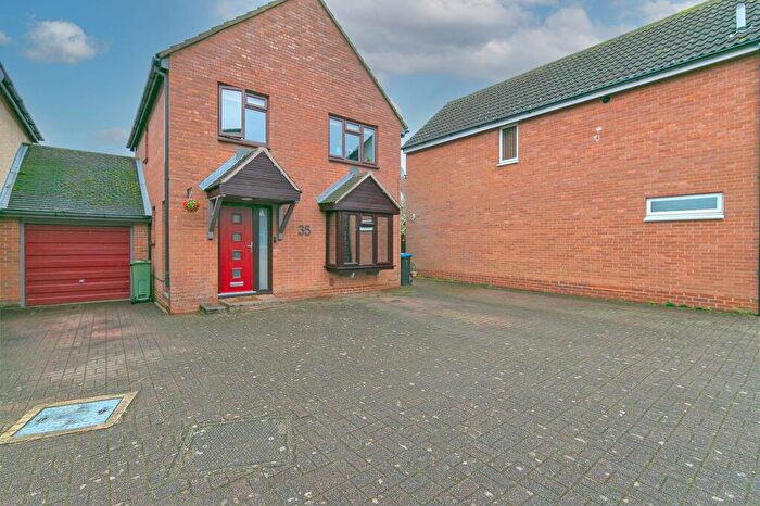 3 Bedroom Link Detached House For Sale In The Spinney, Bradwell, MK13