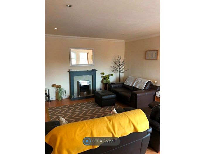 2 Bedroom Flat To Rent In King Street, Dukinfield, SK16