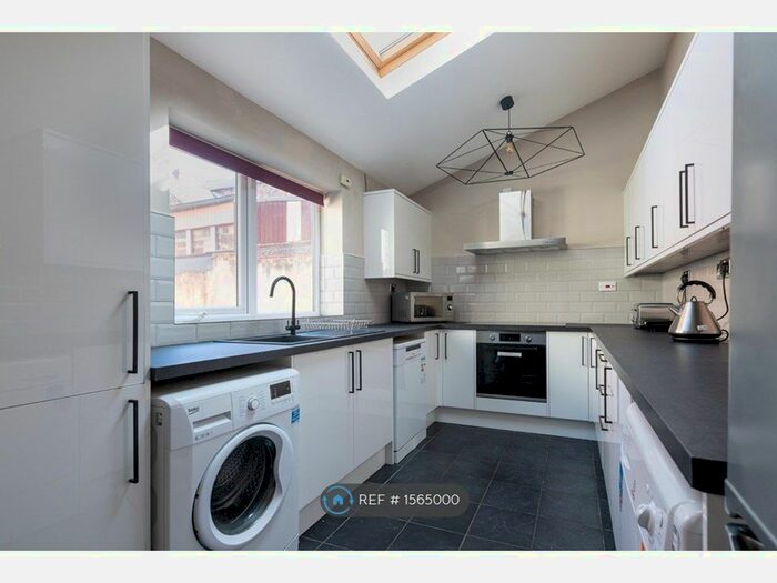 6 Bedroom Terraced House To Rent In Kimbolton Avenue, Nottingham, NG7