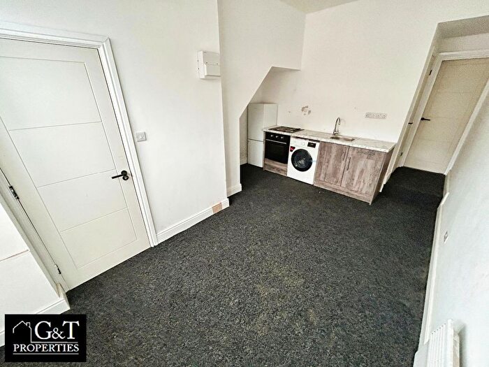 1 Bedroom Flat To Rent In Long Lane, Halesowen, B62