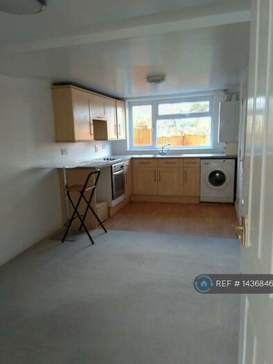 1 Bedroom Flat To Rent In Chantry Close, Windsor, SL4