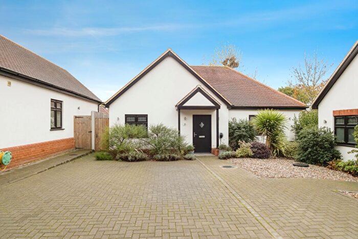 2 Bedroom Bungalow For Sale In Goodrington Mews, Hornchurch, RM11