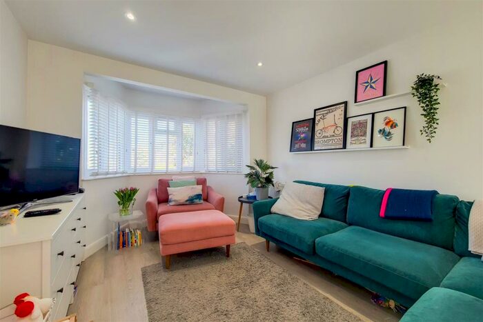 3 Bedroom Semi-Detached House To Rent In Howcroft Crescent Finchley London, N3