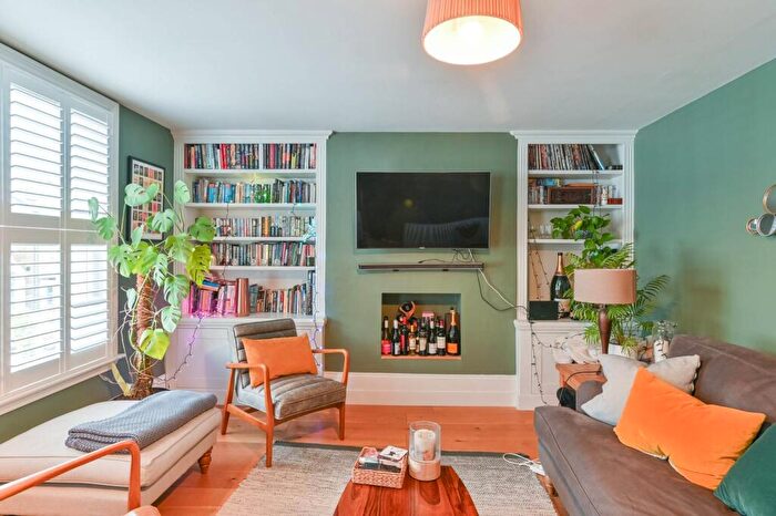 2 Bedroom Flat For Sale In Martell Road, West Dulwich, London, SE21