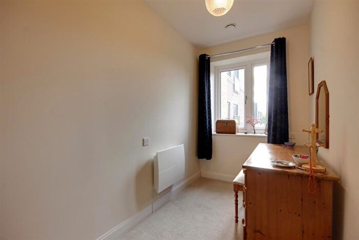 1 Bedroom Flat For Sale In Field Close, Cottingham, HU16