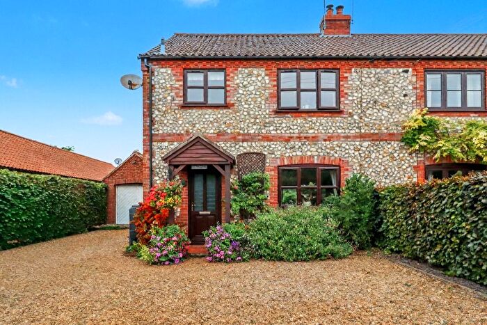 3 Bedroom Semi Detached House For Sale In Old Norwich Road, Gayton Thorpe, King's Lynn, Norfolk, PE32